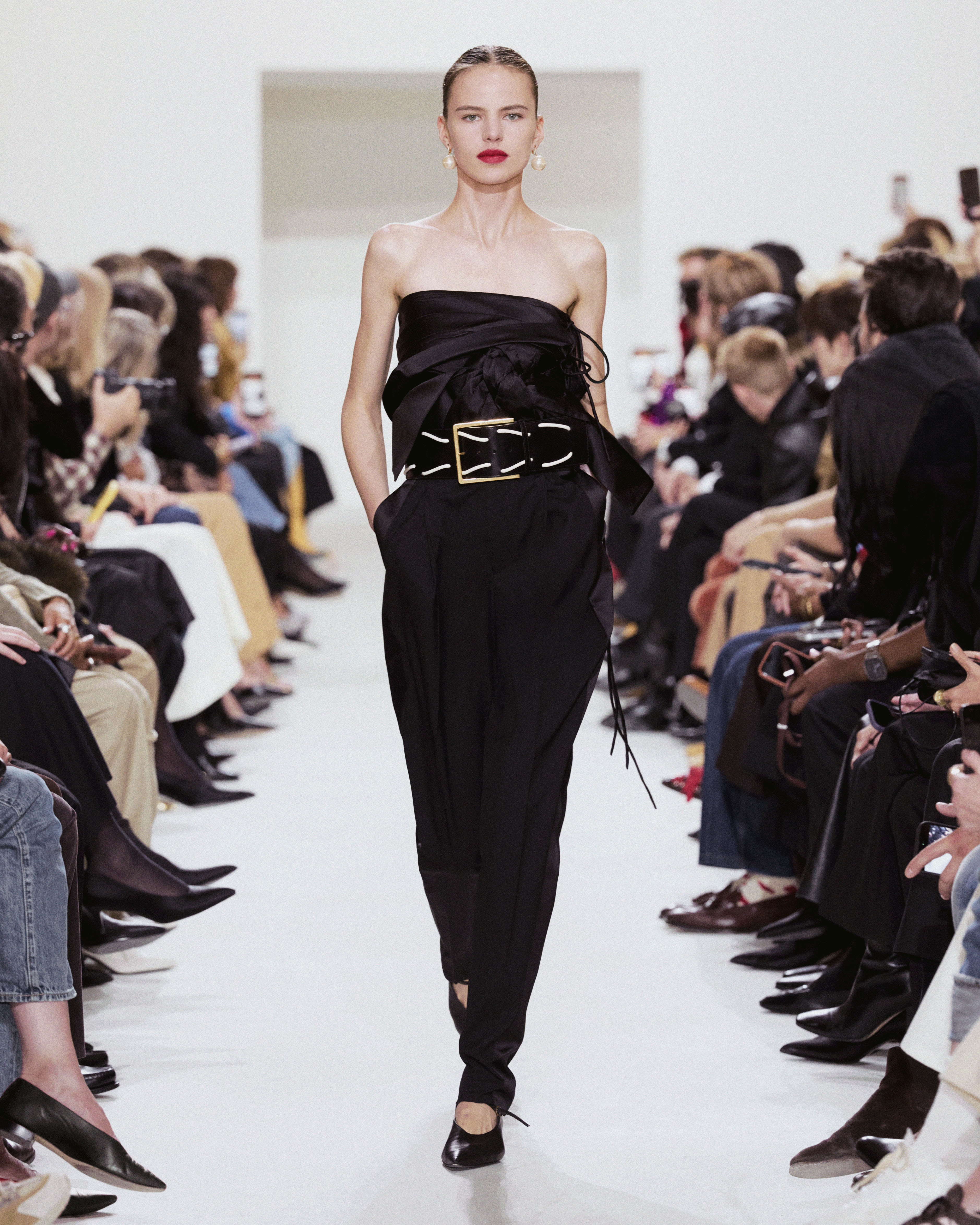 CELINE SPRING SUMMER 27 - THE CLOTHES ARE THE CHARACTER Vanity Teen CELINE SPRING SUMMER 27 - THE CLOTHES ARE THE CHARACTER CELINE SPRING SUMMER 27 - THE CLOTHES ARE THE CHARACTER Vanity Teen
