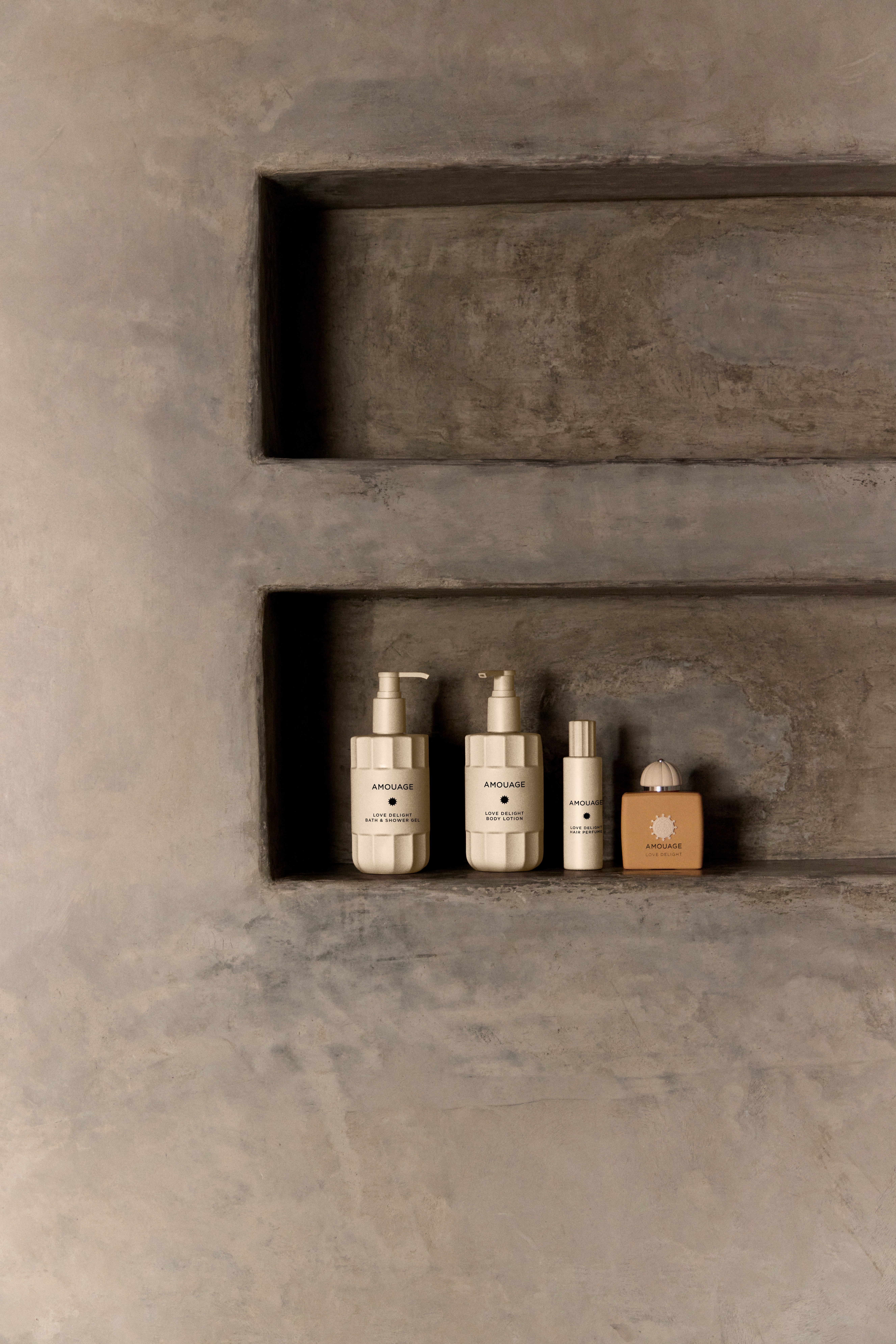 AMOUAGE TAKES FRAGRANCE BEYOND THE SKIN Vanity Teen AMOUAGE TAKES FRAGRANCE BEYOND THE SKIN AMOUAGE TAKES FRAGRANCE BEYOND THE SKIN Vanity Teen