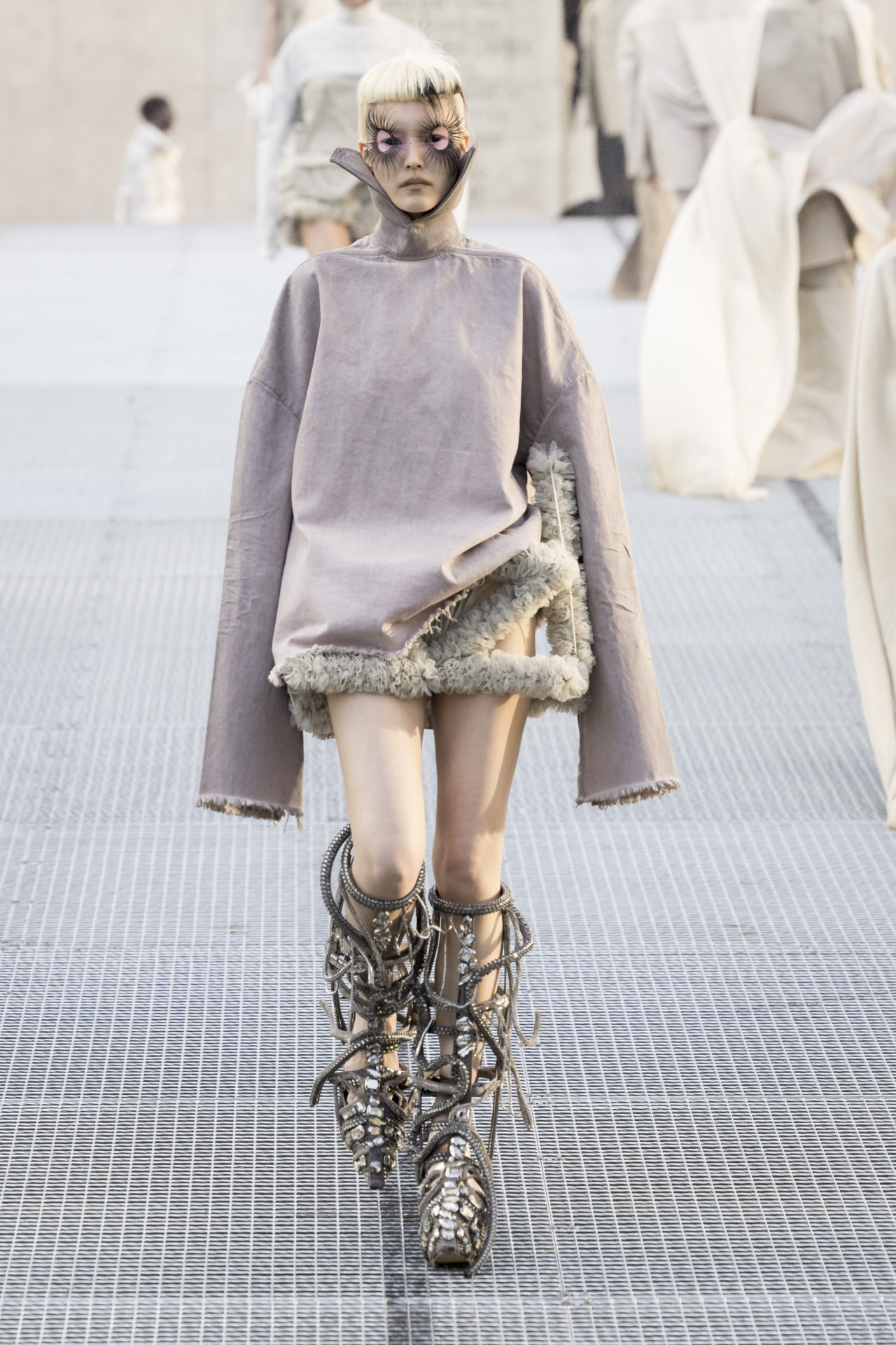 RICK OWENS SPRING/SUMMER 2027: WHO IS THE MUSE NOW? Vanity Teen Model on the runway at the Rick Owens fashion show in Paris, Spring Summer 2027 Ready To Wear Fashion Week, Runway Look #039