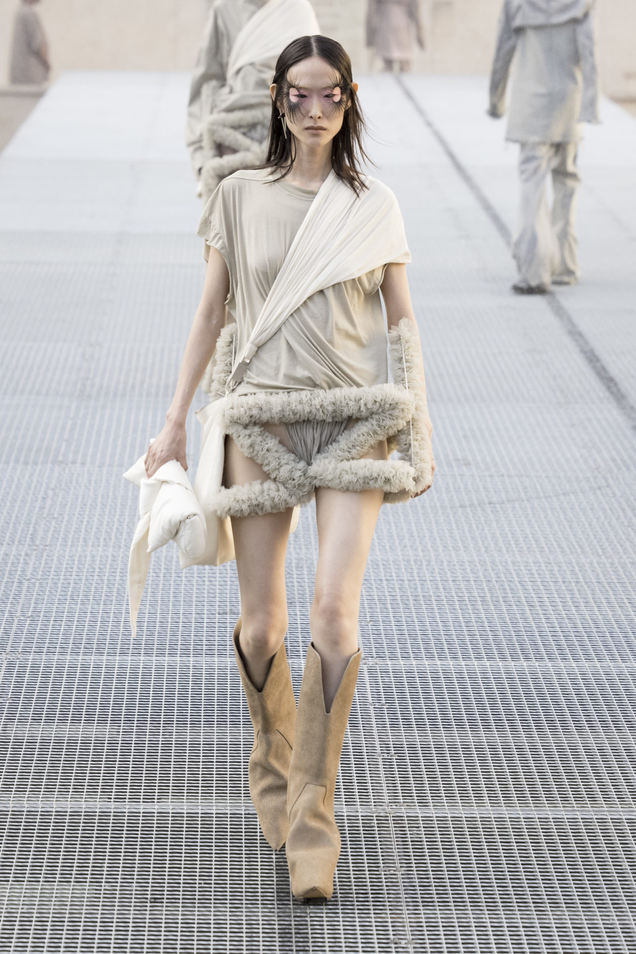 RICK OWENS SPRING/SUMMER 2027: WHO IS THE MUSE NOW? Vanity Teen Model on the runway at the Rick Owens fashion show in Paris, Spring Summer 2027 Ready To Wear Fashion Week, Runway Look #041