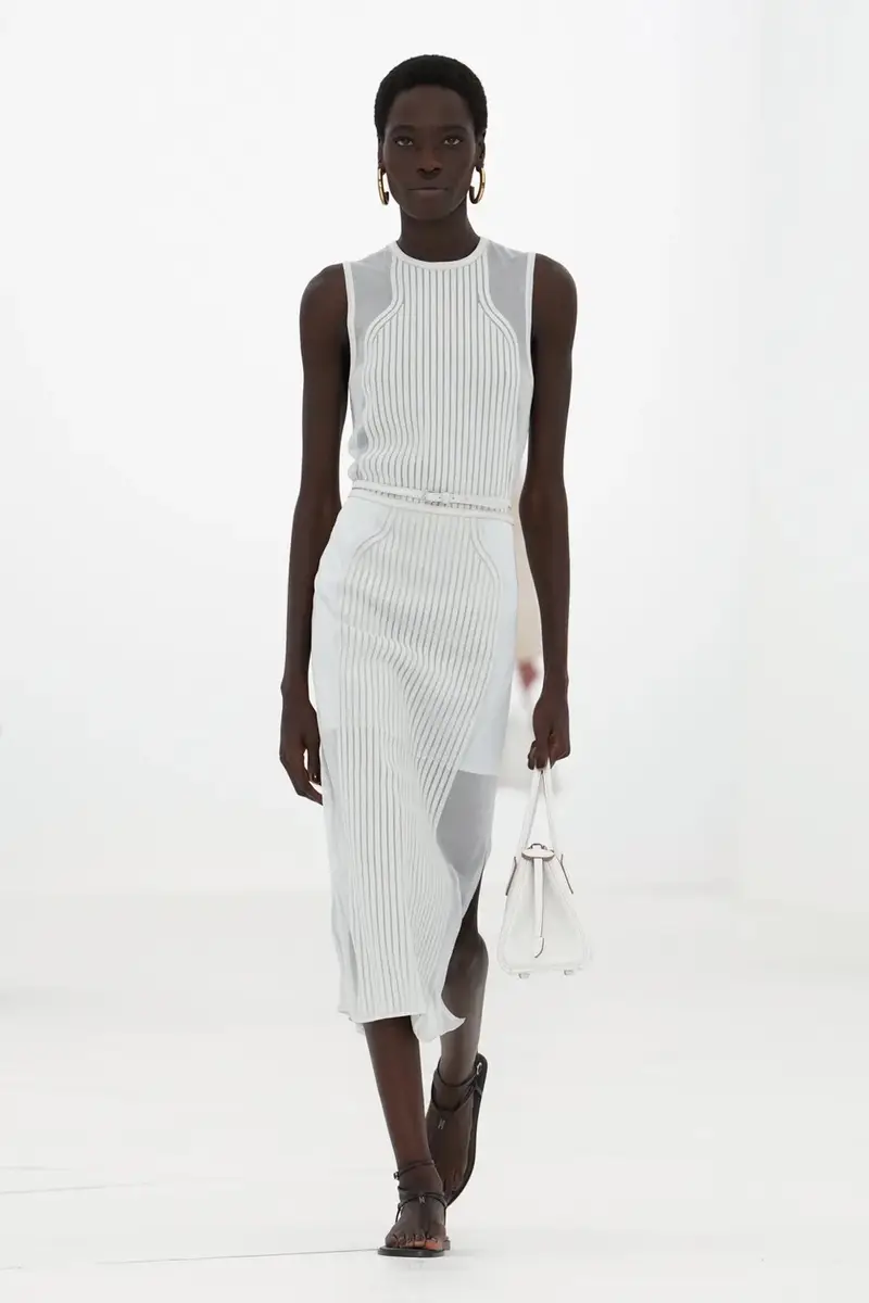 HERMÈS SPRING/SUMMER 2027: CAN A ZIP UNZIP A MAISON? Vanity Teen HERMÈS SPRING/SUMMER 2027: CAN A ZIP UNZIP A MAISON? HERMÈS SPRING/SUMMER 2027: CAN A ZIP UNZIP A MAISON? Vanity Teen