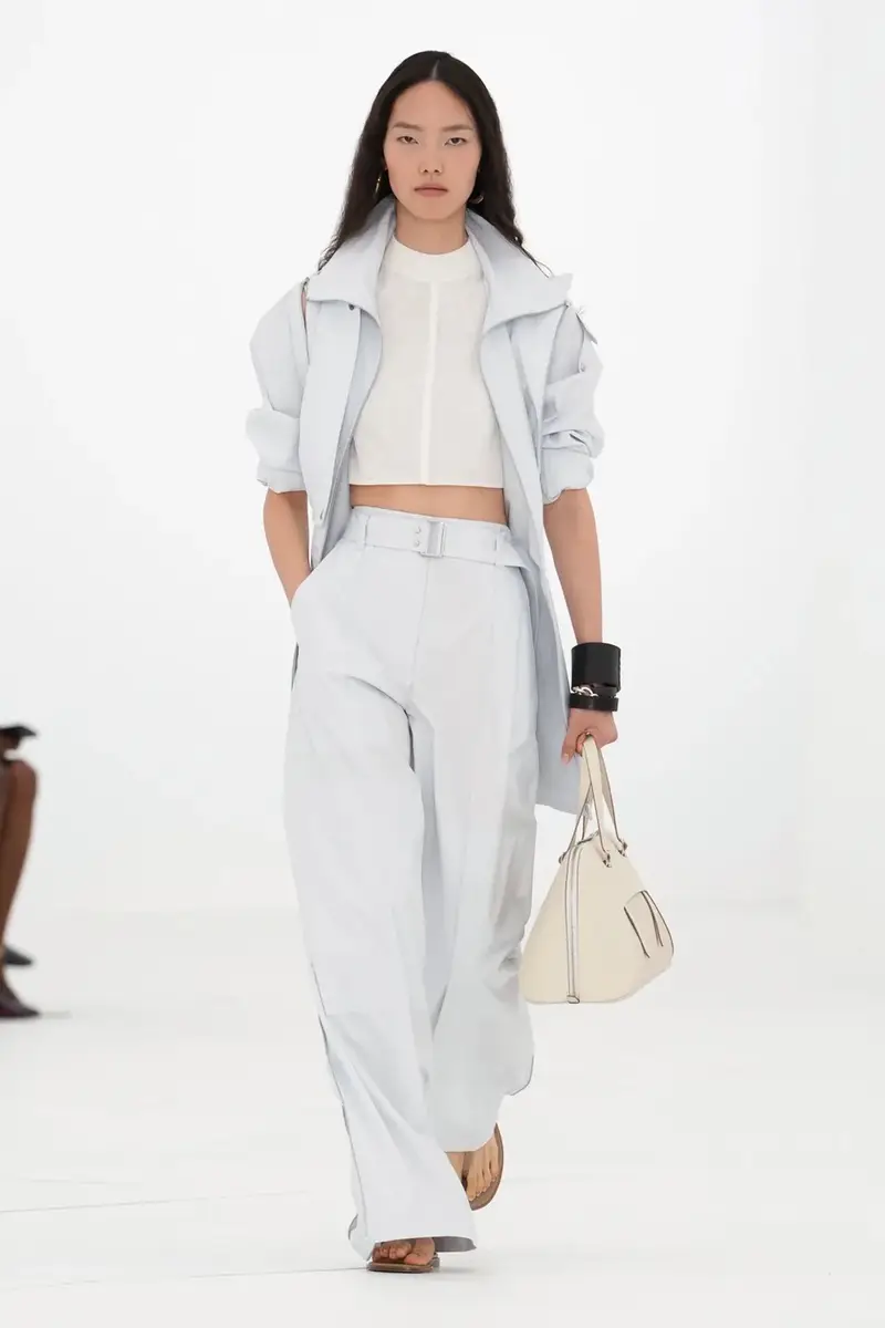 HERMÈS SPRING/SUMMER 2027: CAN A ZIP UNZIP A MAISON? Vanity Teen HERMÈS SPRING/SUMMER 2027: CAN A ZIP UNZIP A MAISON? HERMÈS SPRING/SUMMER 2027: CAN A ZIP UNZIP A MAISON? Vanity Teen