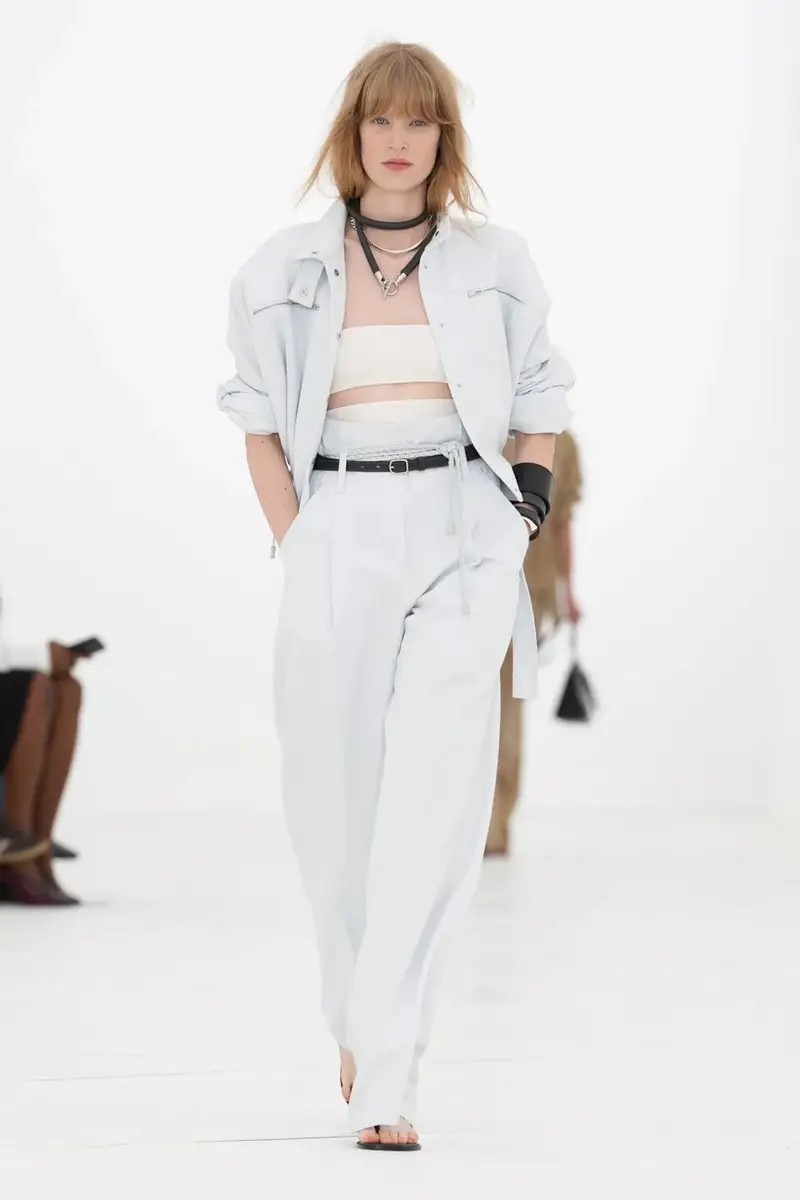 HERMÈS SPRING/SUMMER 2027: CAN A ZIP UNZIP A MAISON? Vanity Teen HERMÈS SPRING/SUMMER 2027: CAN A ZIP UNZIP A MAISON? HERMÈS SPRING/SUMMER 2027: CAN A ZIP UNZIP A MAISON? Vanity Teen