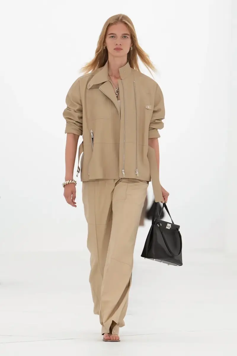 HERMÈS SPRING/SUMMER 2027: CAN A ZIP UNZIP A MAISON? Vanity Teen HERMÈS SPRING/SUMMER 2027: CAN A ZIP UNZIP A MAISON? HERMÈS SPRING/SUMMER 2027: CAN A ZIP UNZIP A MAISON? Vanity Teen