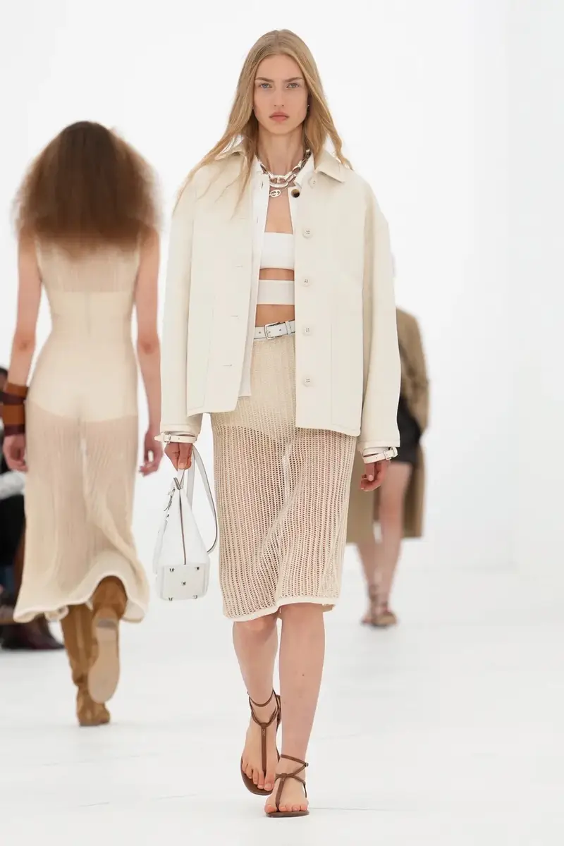 HERMÈS SPRING/SUMMER 2027: CAN A ZIP UNZIP A MAISON? Vanity Teen HERMÈS SPRING/SUMMER 2027: CAN A ZIP UNZIP A MAISON? HERMÈS SPRING/SUMMER 2027: CAN A ZIP UNZIP A MAISON? Vanity Teen