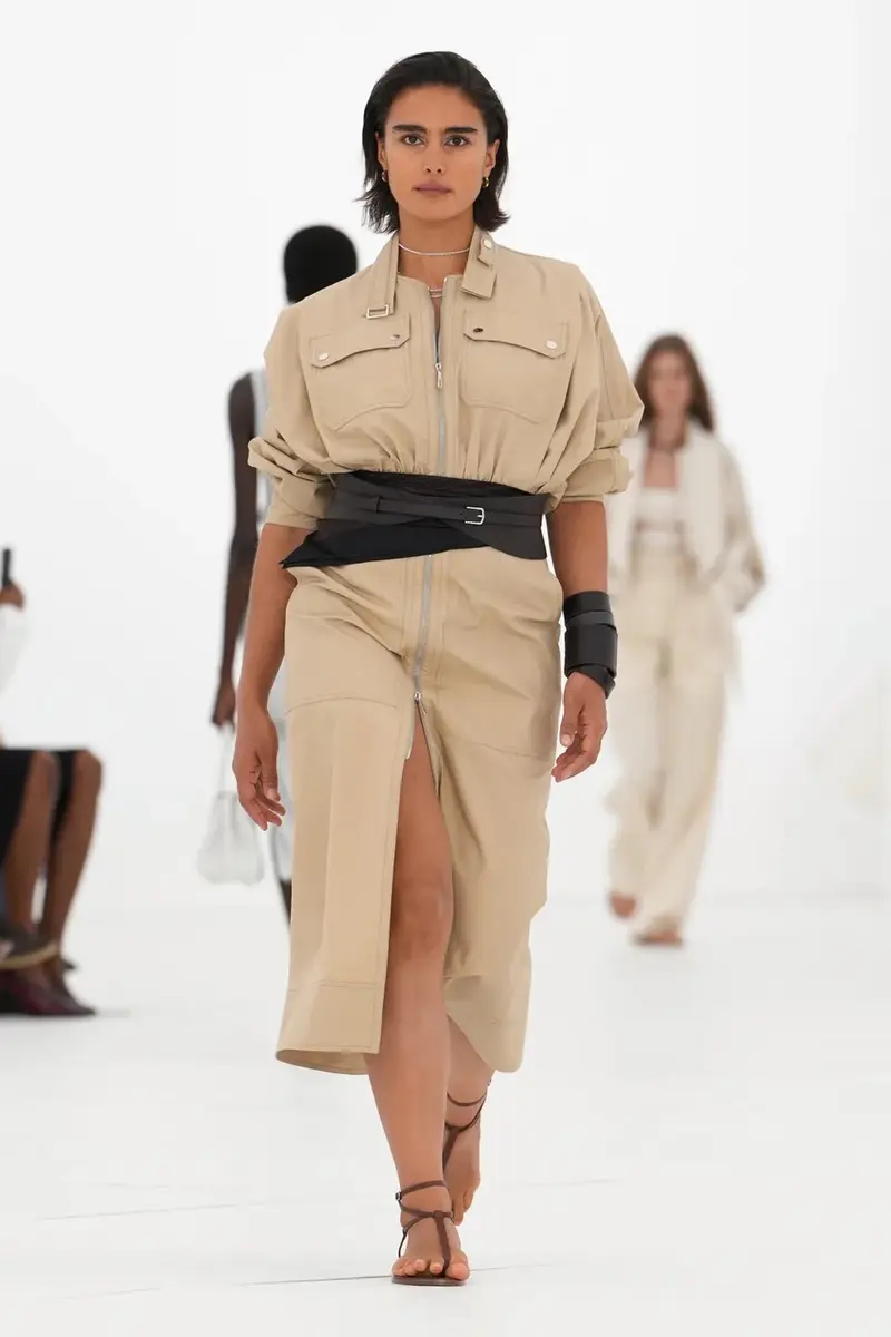 HERMÈS SPRING/SUMMER 2027: CAN A ZIP UNZIP A MAISON? Vanity Teen HERMÈS SPRING/SUMMER 2027: CAN A ZIP UNZIP A MAISON? HERMÈS SPRING/SUMMER 2027: CAN A ZIP UNZIP A MAISON? Vanity Teen