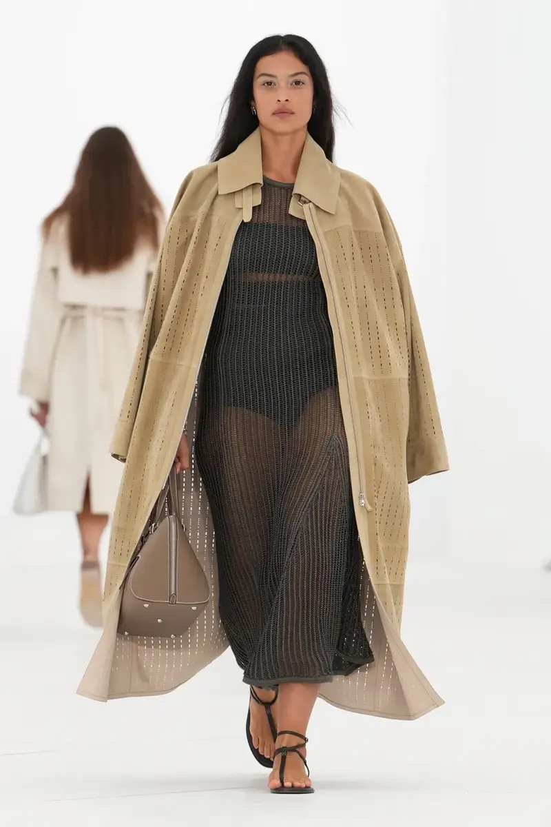 HERMÈS SPRING/SUMMER 2027: CAN A ZIP UNZIP A MAISON? Vanity Teen HERMÈS SPRING/SUMMER 2027: CAN A ZIP UNZIP A MAISON? HERMÈS SPRING/SUMMER 2027: CAN A ZIP UNZIP A MAISON? Vanity Teen