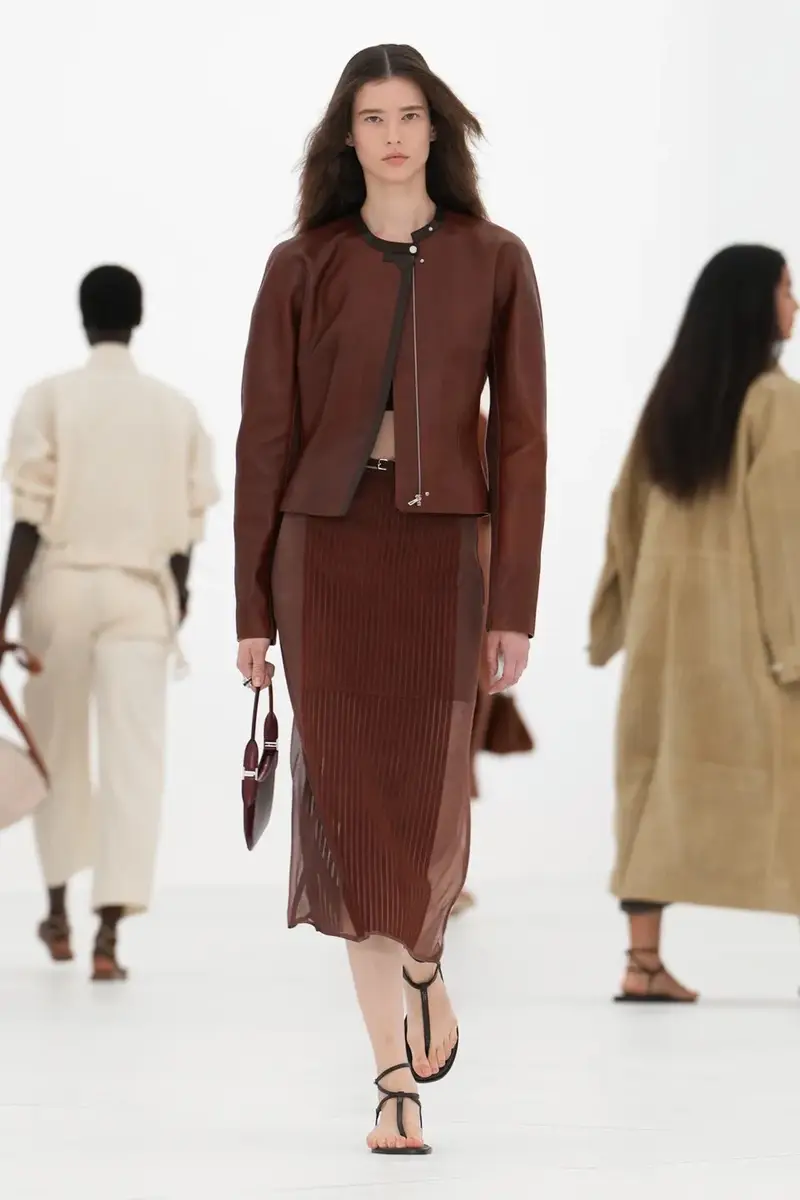 HERMÈS SPRING/SUMMER 2027: CAN A ZIP UNZIP A MAISON? Vanity Teen HERMÈS SPRING/SUMMER 2027: CAN A ZIP UNZIP A MAISON? HERMÈS SPRING/SUMMER 2027: CAN A ZIP UNZIP A MAISON? Vanity Teen