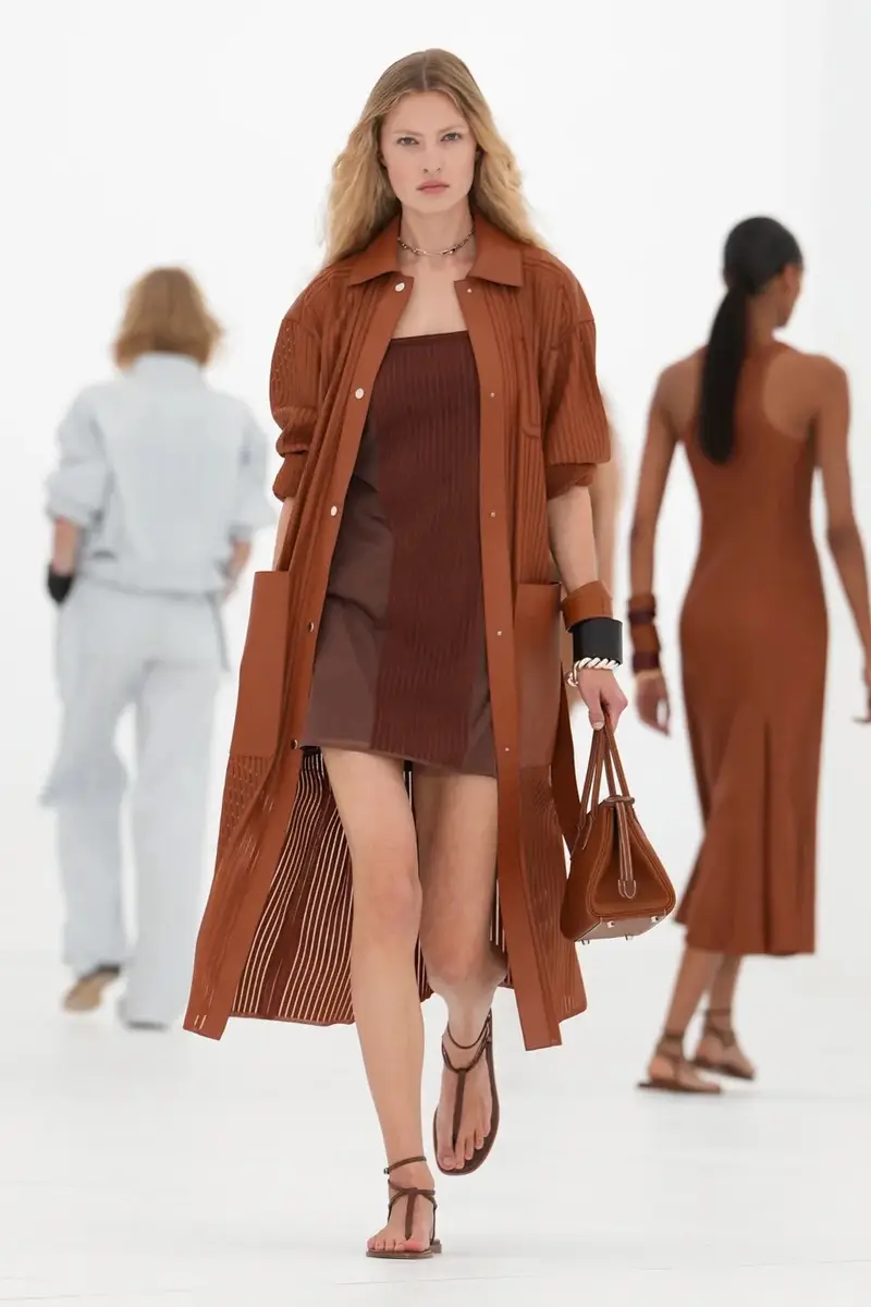 HERMÈS SPRING/SUMMER 2027: CAN A ZIP UNZIP A MAISON? Vanity Teen HERMÈS SPRING/SUMMER 2027: CAN A ZIP UNZIP A MAISON? HERMÈS SPRING/SUMMER 2027: CAN A ZIP UNZIP A MAISON? Vanity Teen