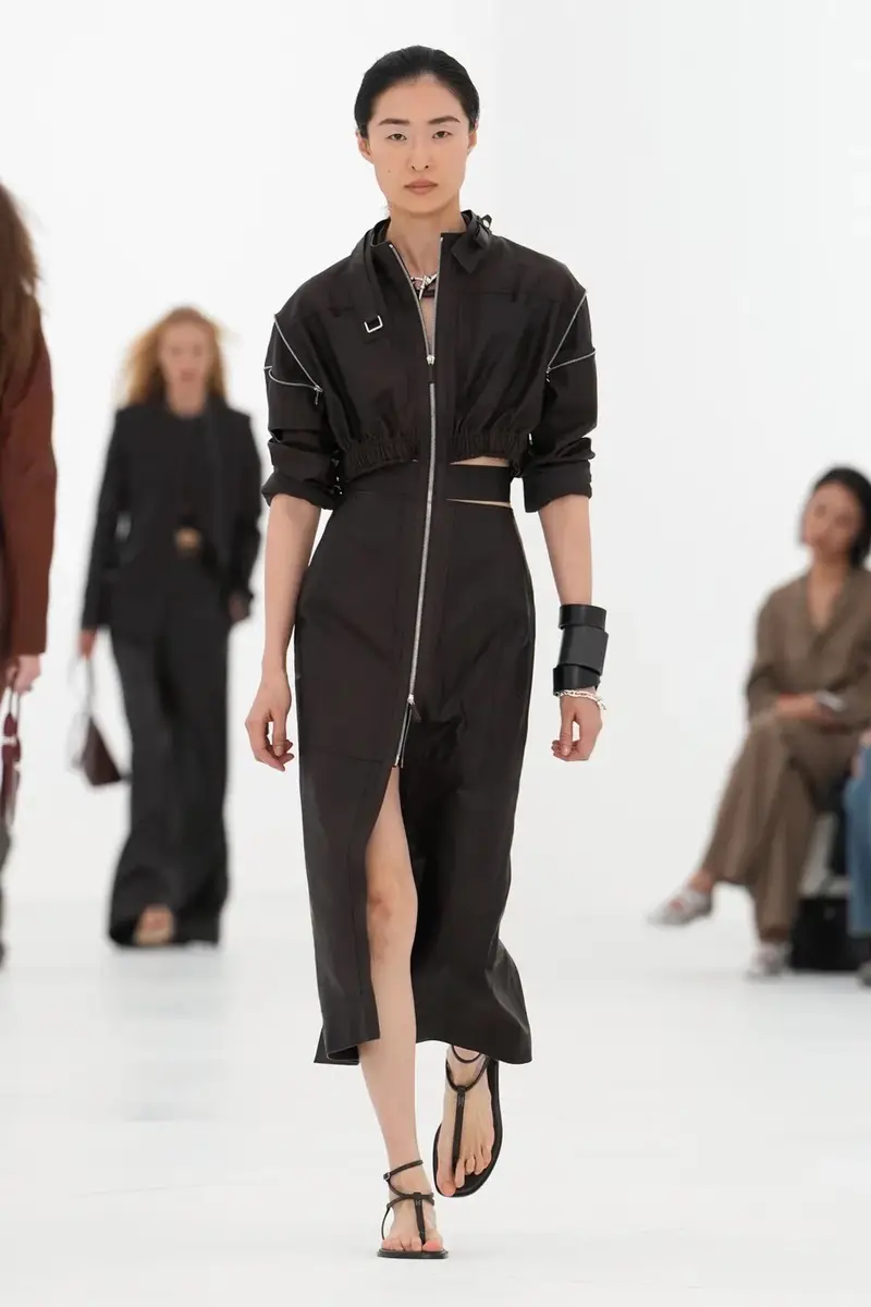HERMÈS SPRING/SUMMER 2027: CAN A ZIP UNZIP A MAISON? Vanity Teen HERMÈS SPRING/SUMMER 2027: CAN A ZIP UNZIP A MAISON? HERMÈS SPRING/SUMMER 2027: CAN A ZIP UNZIP A MAISON? Vanity Teen