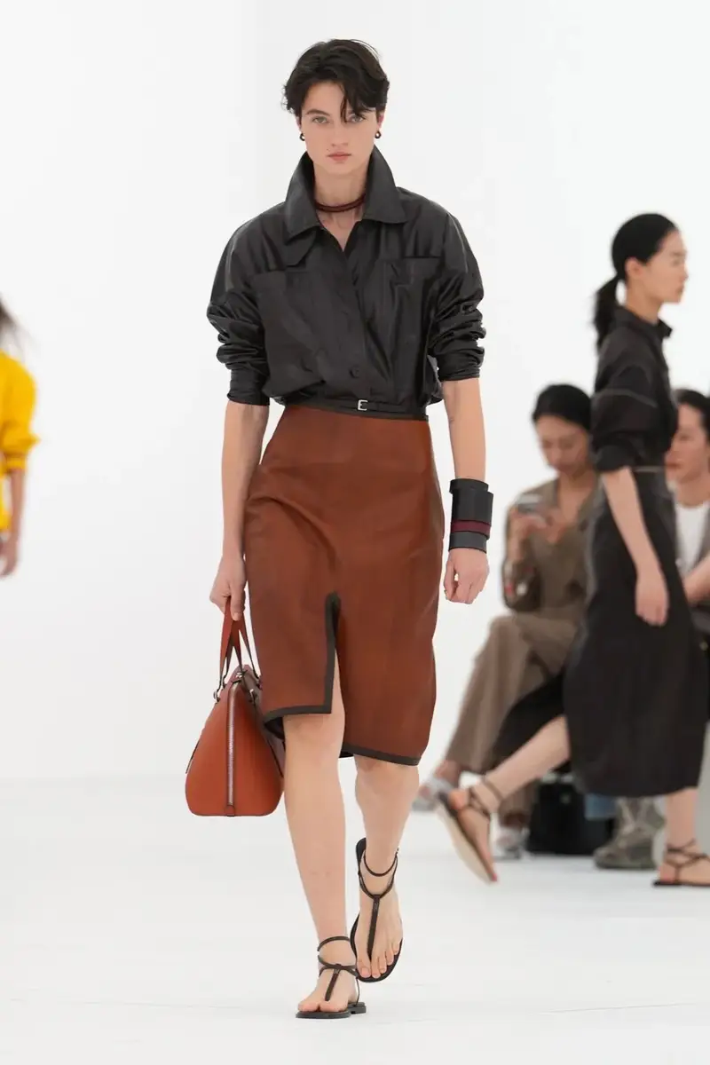 HERMÈS SPRING/SUMMER 2027: CAN A ZIP UNZIP A MAISON? Vanity Teen HERMÈS SPRING/SUMMER 2027: CAN A ZIP UNZIP A MAISON? HERMÈS SPRING/SUMMER 2027: CAN A ZIP UNZIP A MAISON? Vanity Teen