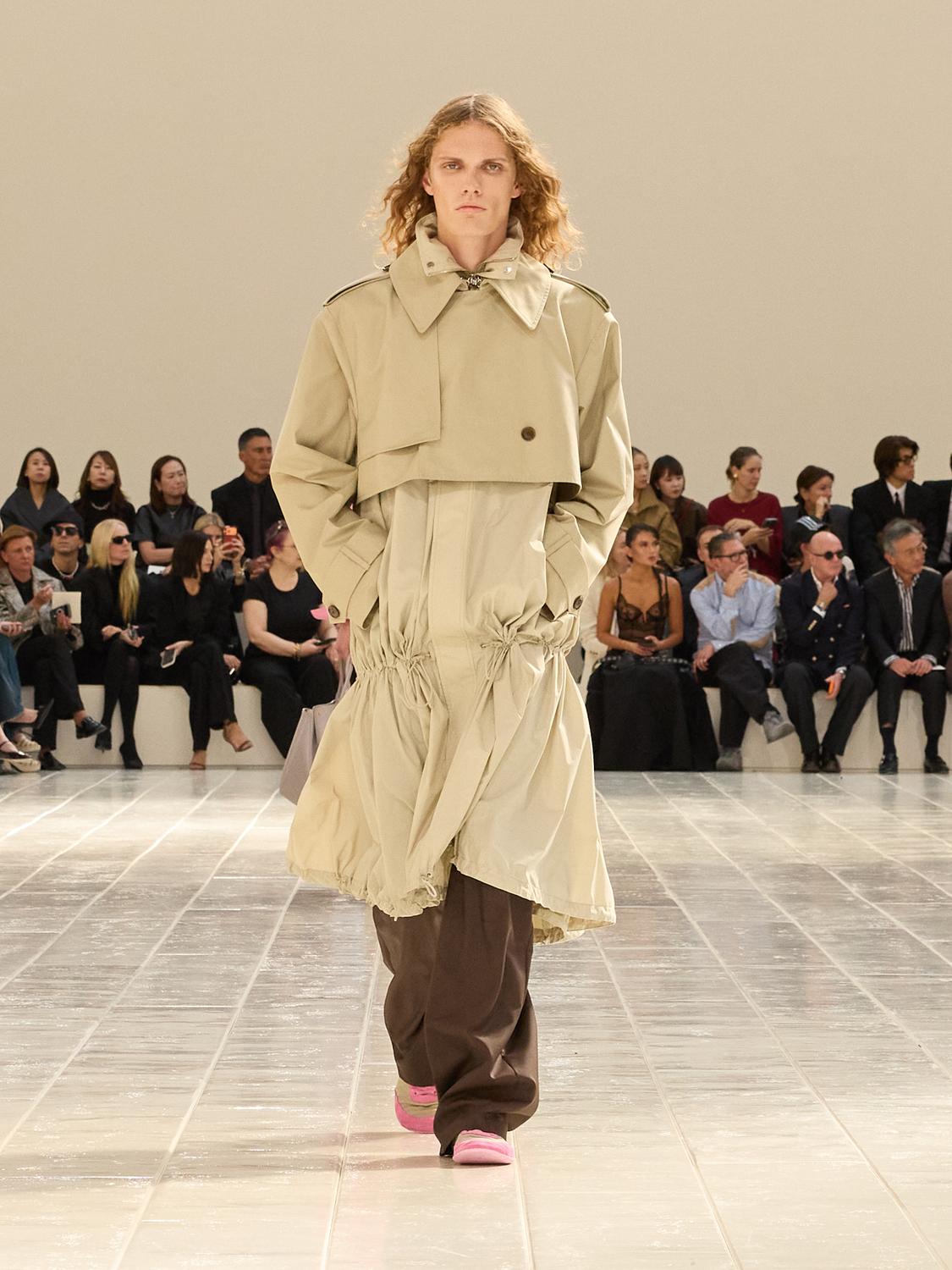 Balenciaga SS27: A Softer Balenciaga, Ready or Not Vanity Teen Balenicaga SS27