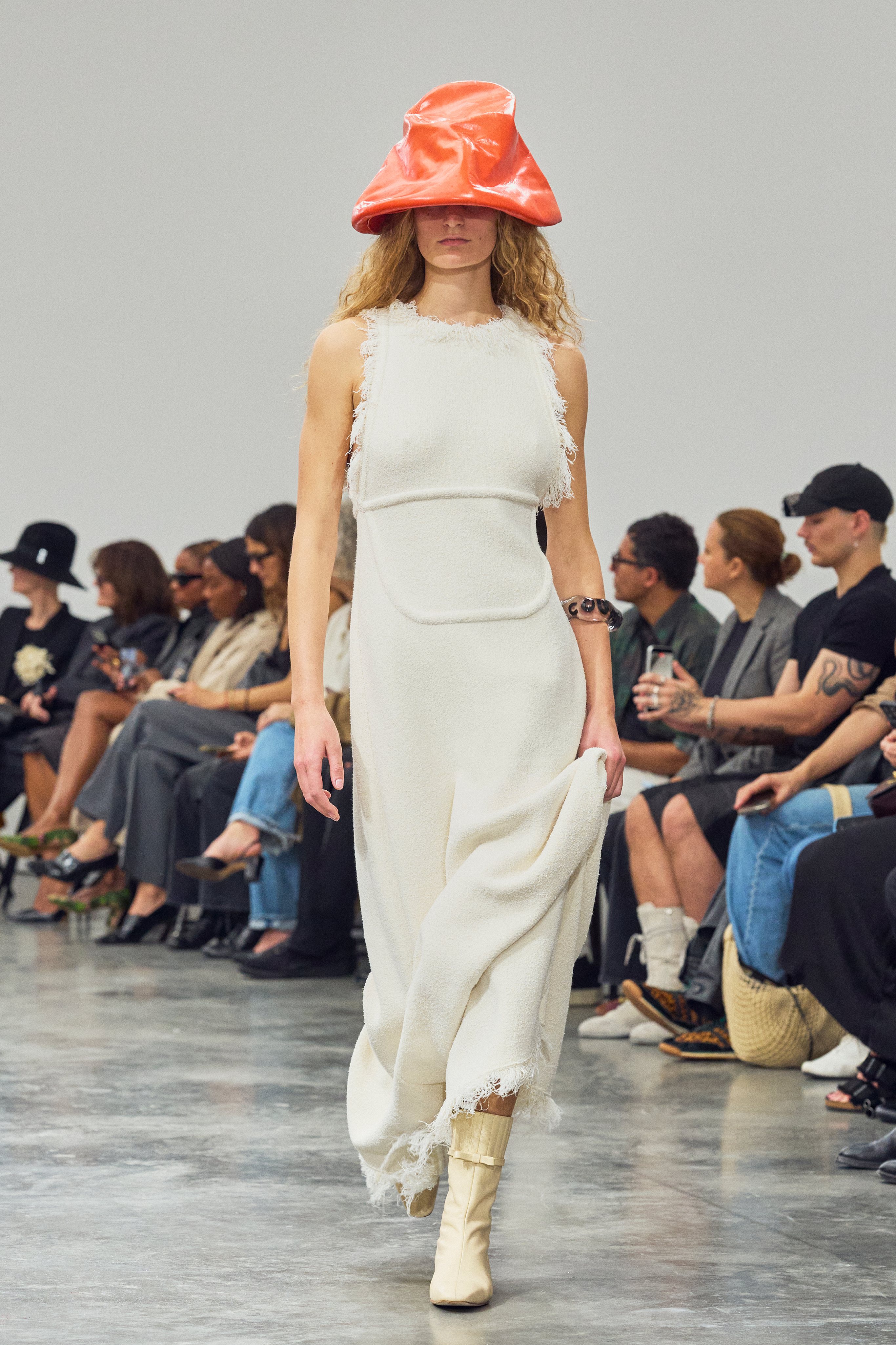 COURRÈGES SS27: Boldly Wearing the Future a Little Wrong Vanity Teen COURRÈGES SS27: Boldly Wearing the Future a Little Wrong COURRÈGES SS27: Boldly Wearing the Future a Little Wrong Vanity Teen
