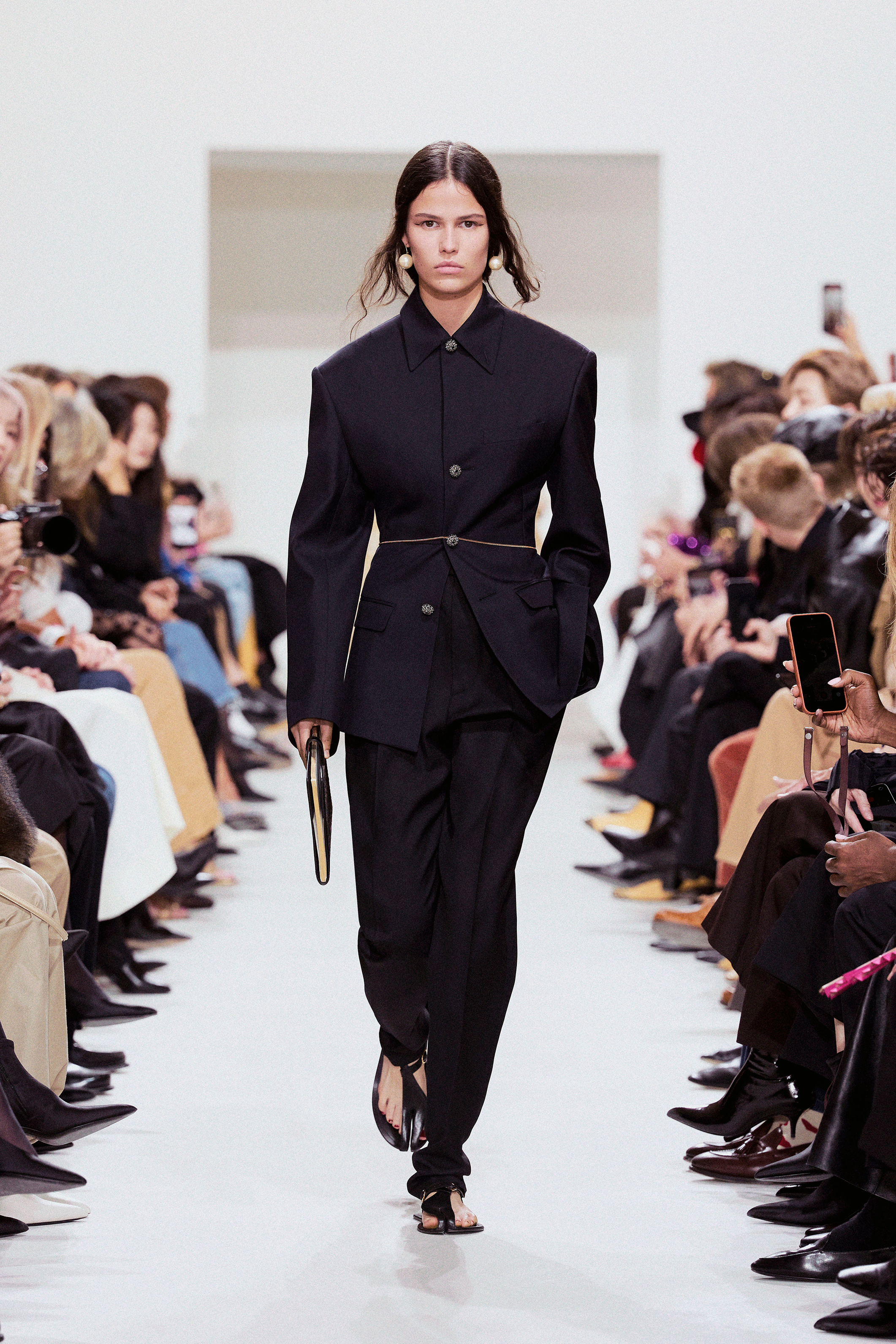 CELINE SPRING SUMMER 27 - THE CLOTHES ARE THE CHARACTER Vanity Teen CELINE SPRING SUMMER 27 - THE CLOTHES ARE THE CHARACTER CELINE SPRING SUMMER 27 - THE CLOTHES ARE THE CHARACTER Vanity Teen