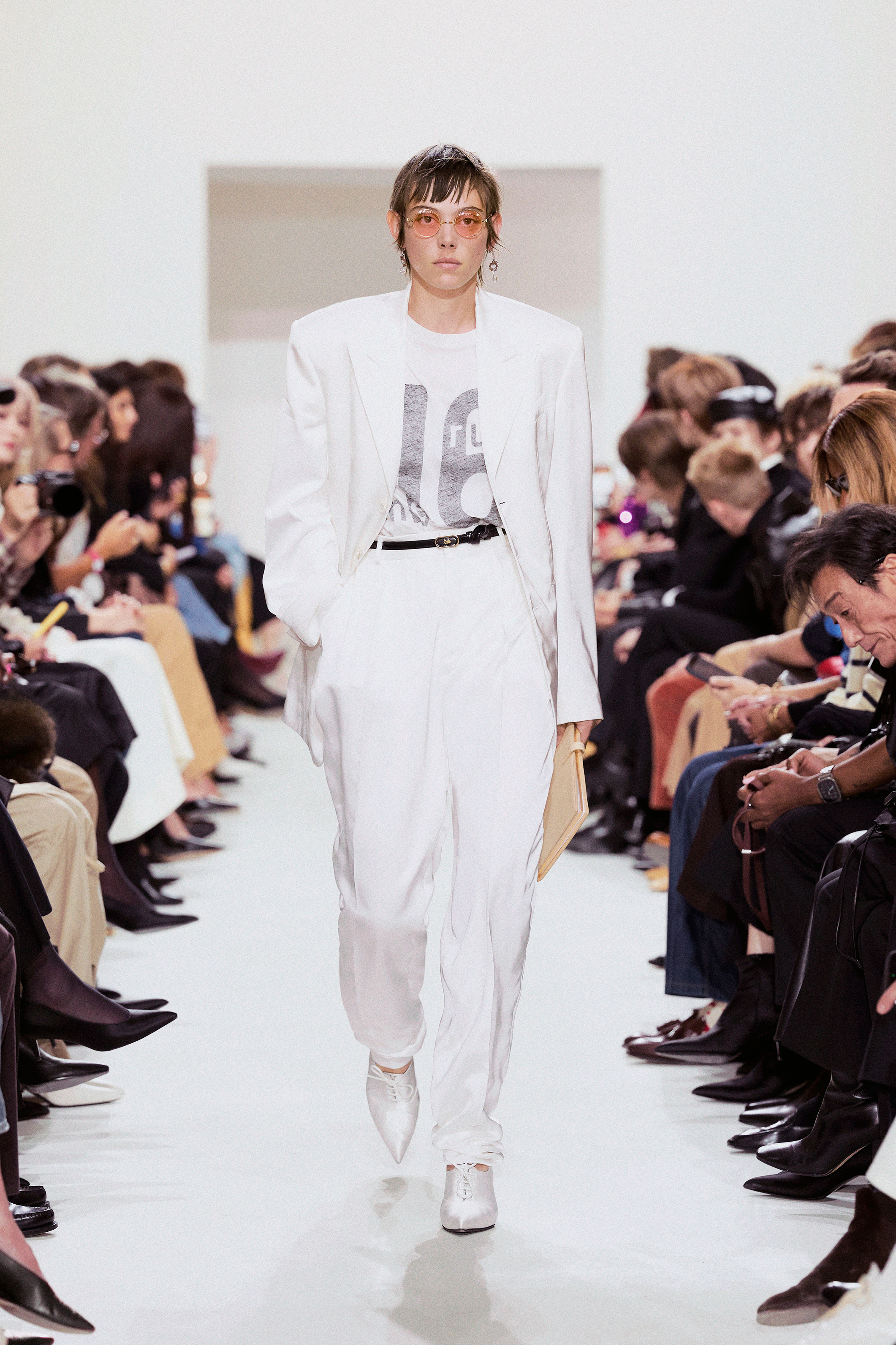 CELINE SPRING SUMMER 27 - THE CLOTHES ARE THE CHARACTER Vanity Teen CELINE SPRING SUMMER 27 - THE CLOTHES ARE THE CHARACTER CELINE SPRING SUMMER 27 - THE CLOTHES ARE THE CHARACTER Vanity Teen