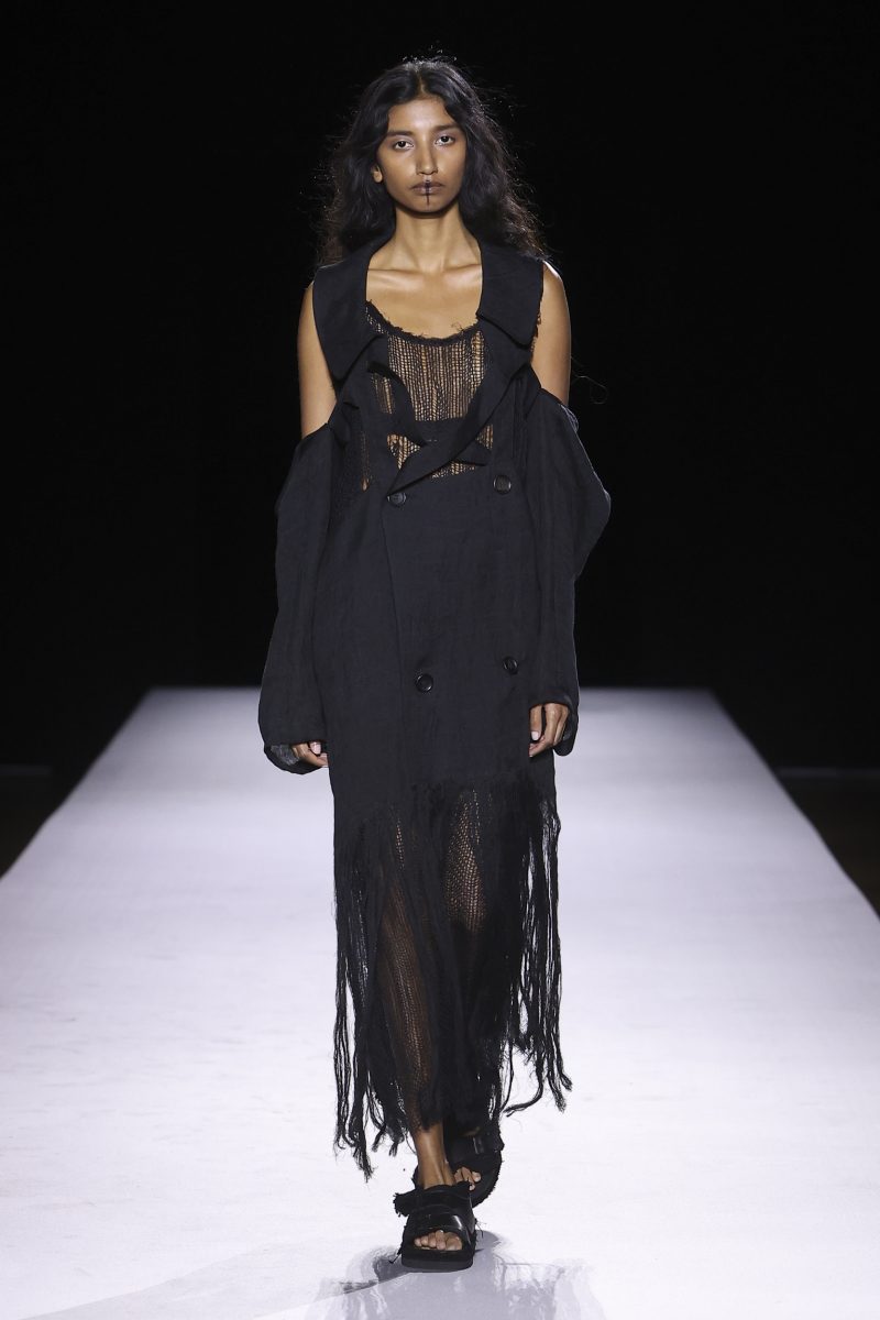 Yohji Yamamoto SS27: the extraordinary power to remain true to yourself Yohji Yamamoto SS27: the extraordinary power to remain true to yourself Vanity Teen
