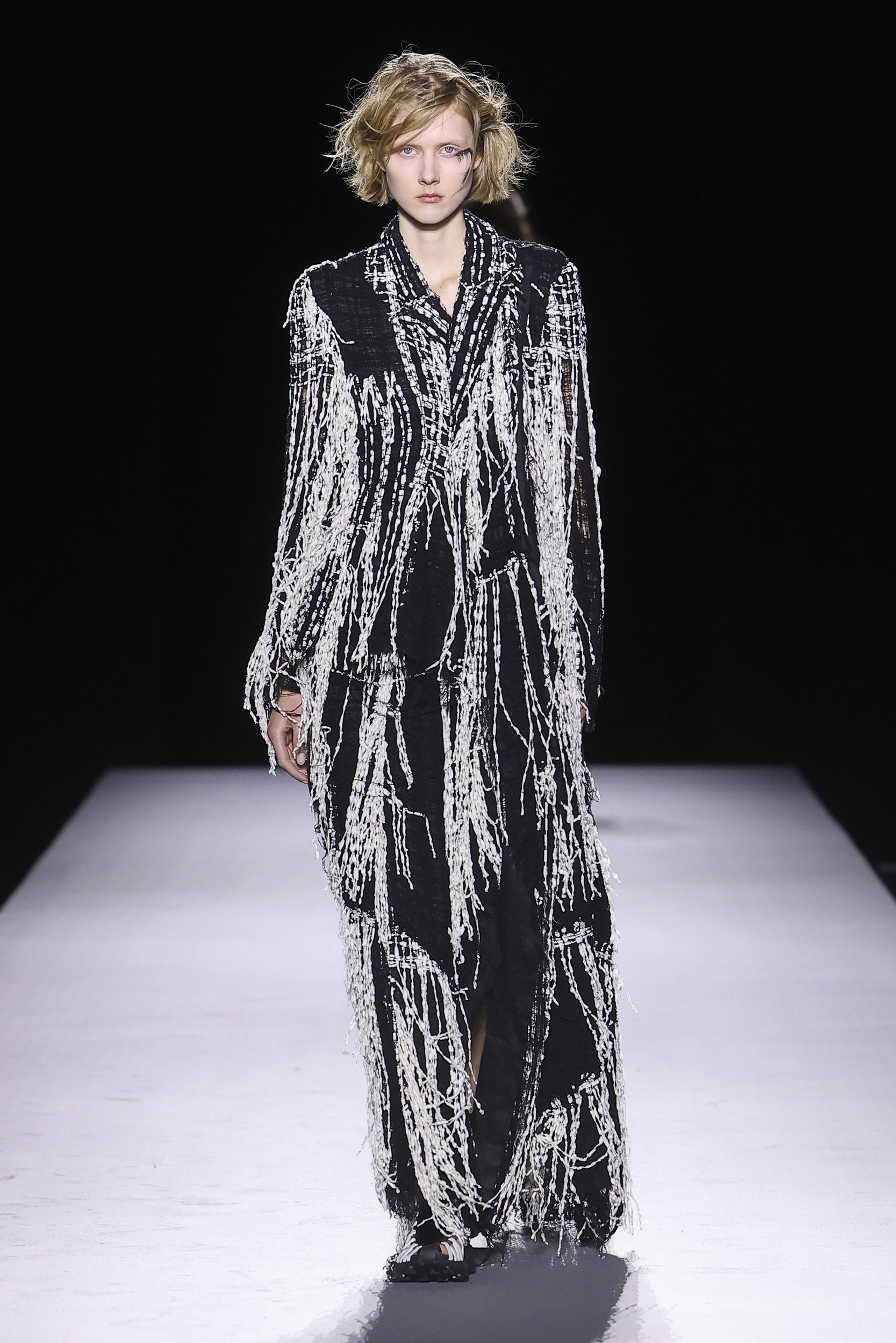 Yohji Yamamoto SS27: the extraordinary power to remain true to yourself Yohji Yamamoto SS27: the extraordinary power to remain true to yourself Vanity Teen