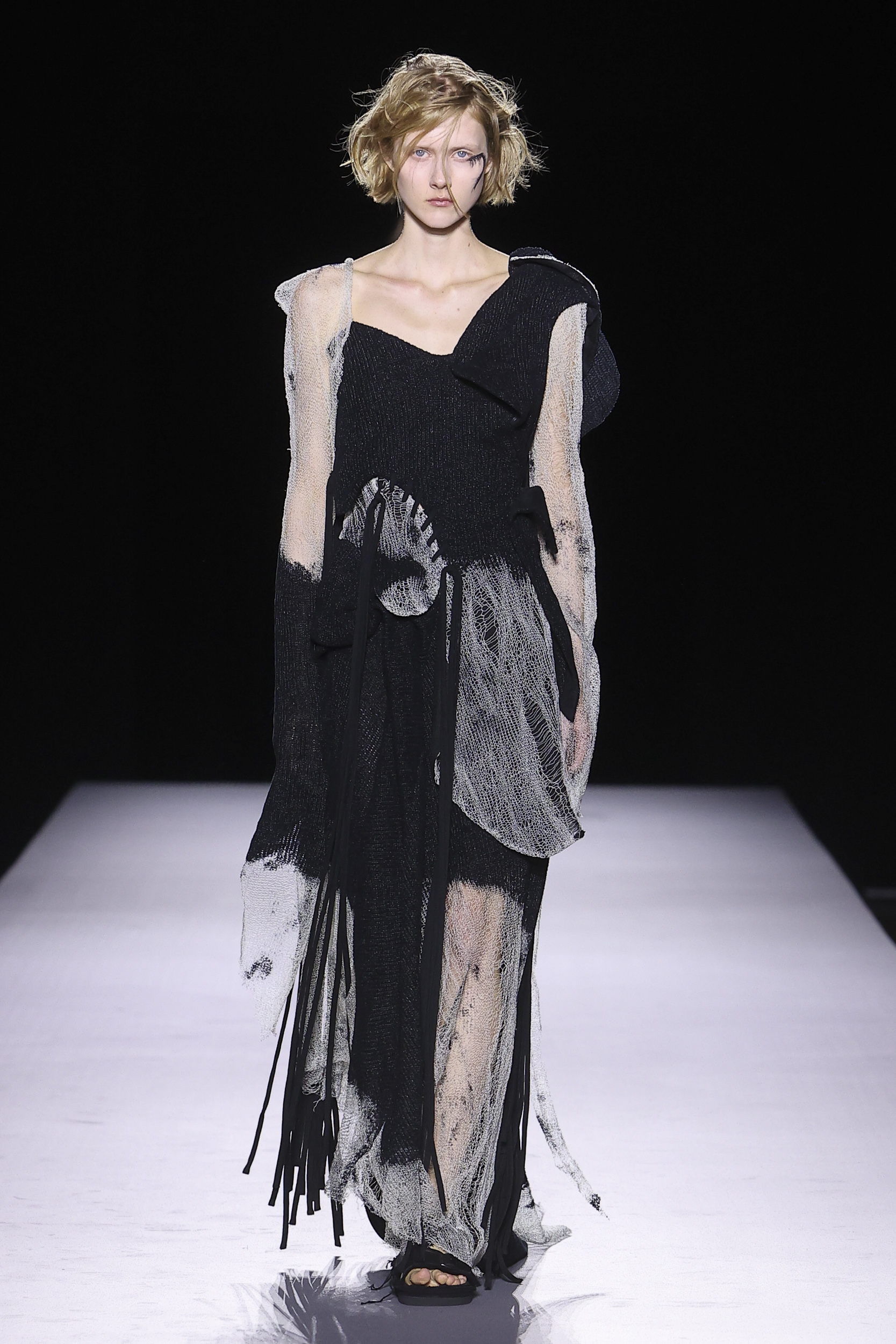 Yohji Yamamoto SS27: the extraordinary power to remain true to yourself Yohji Yamamoto SS27: the extraordinary power to remain true to yourself Vanity Teen
